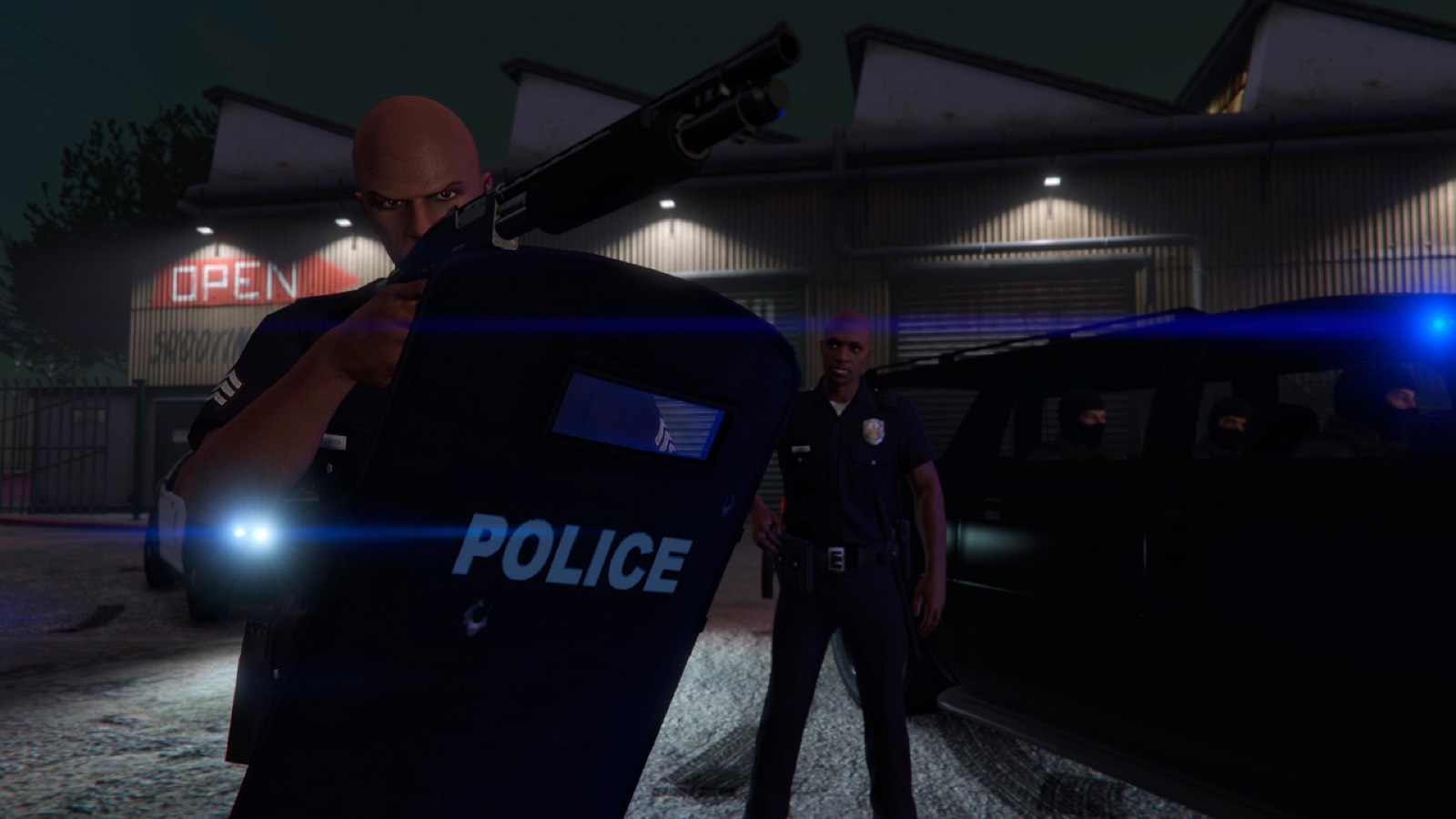 Полицейский со щитом у гаража ночью — LSPD First Response