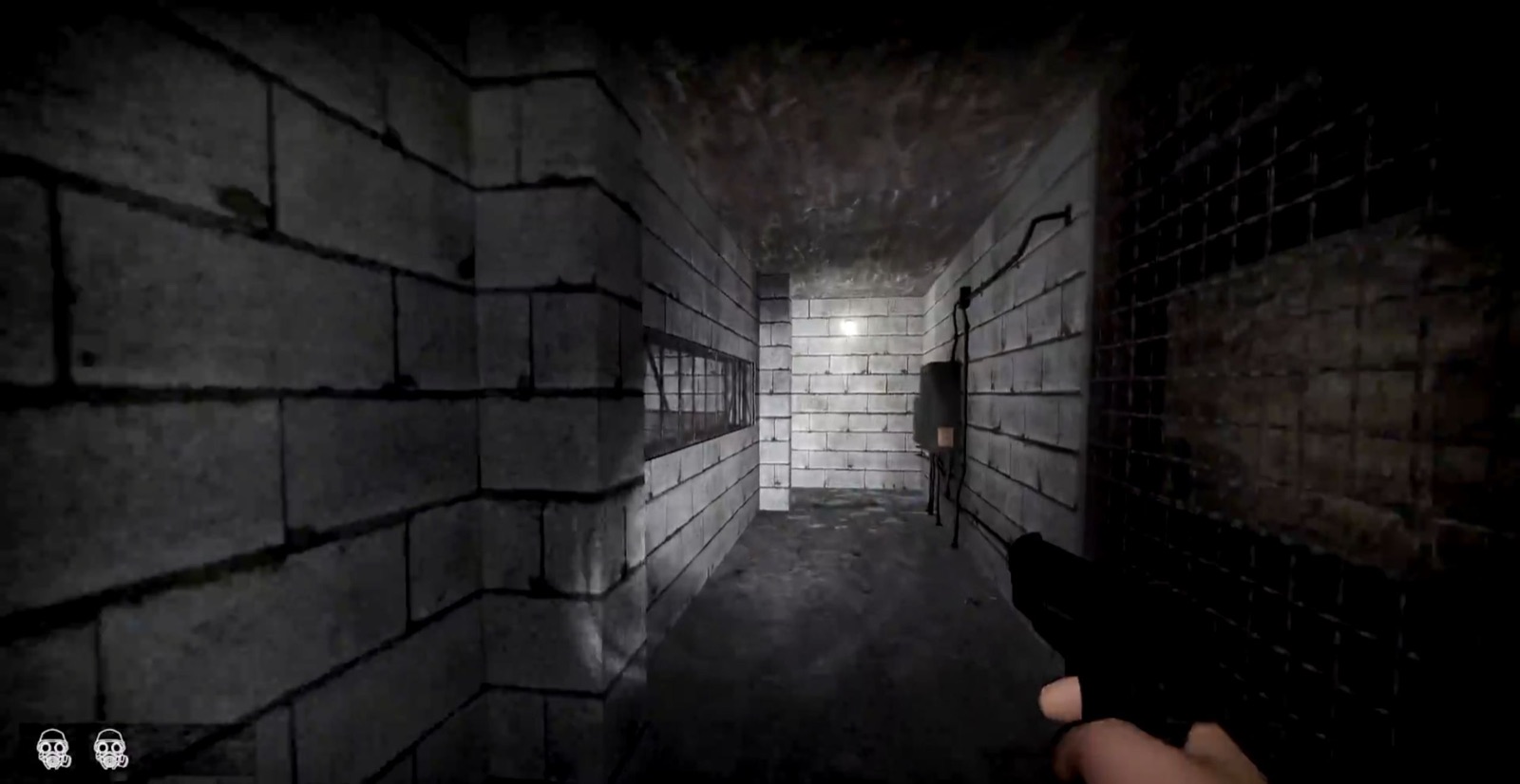 Тёмный коридор и женский силуэт в Nightmare House 2